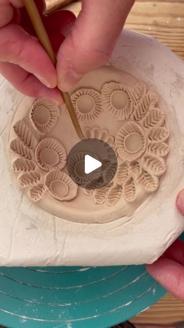 Ceramics Videos on Instagram: "Making tiny bowl by @lisaseaurchin" Ceramic Texture Ideas, Ceramic Techniques Tutorials, Ceramics Ideas Pottery Sculpting, Clay Texture Techniques, Diy Ceramic Bowl, Handbuilding Techniques, Pottery Corner, Ceramics Videos, Pottery Tutorials