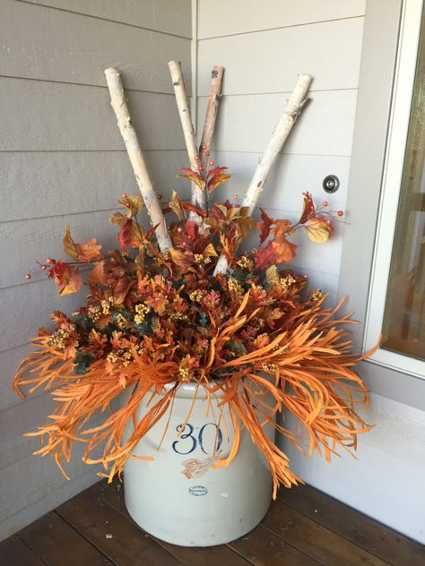 57 Cozy Thanksgiving Porch Décor Ideas Outside Fall Decor, Deco Champetre, Fall Planters, Fall Front Porch Decor, Fall Deco, Fall Thanksgiving Decor, Autumn Decorating, Diy Outdoor Decor, Fall Decoration