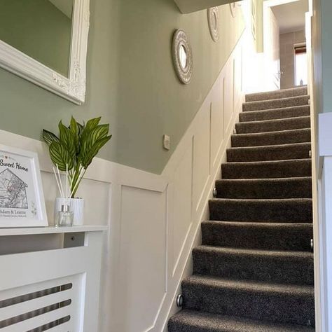 Hallway Decorating Colours, Hallway Wall Colors, Stairs And Hallway Ideas, House Renovation Design, Green Hallway Ideas, Stair Paneling, Entrance Hall Decor, Vintage Interior Decor, Hallway Colours