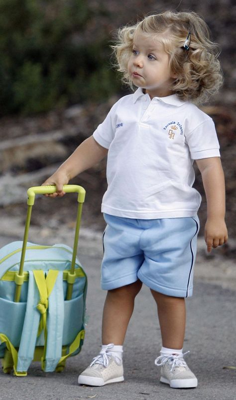 Albert inaglles second daughter jennifer sarah inaglls first day school l Kindergarten Uniform, Leonor Princess Of Asturias, Princess Of Spain, Spanish Royalty, Princess Letizia, Princess Leonor, Estilo Real, Royal Babies, Spanish Royal Family