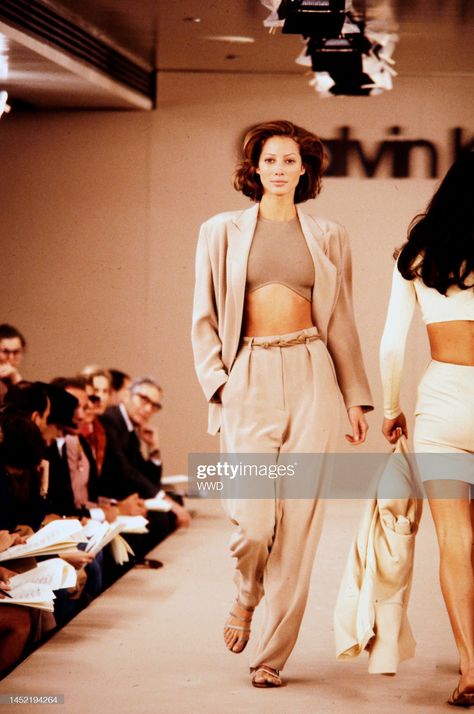 Christy Turlington Style, Christy Turlington 90s, Supermodel Outfits, 1990 Style, 90s Models, 1990s Fashion, Trending Sandals, Model Inspo, Calvin Klein Collection