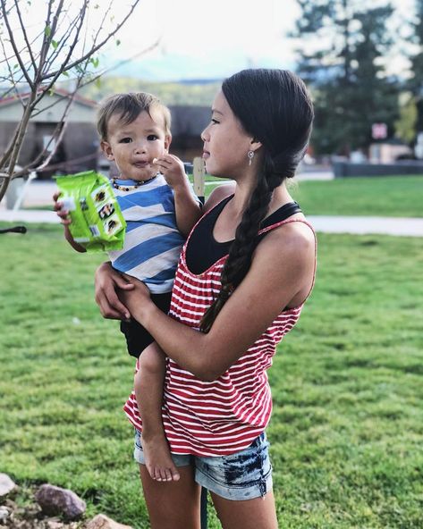 Cute Photos of "Bookend" Siblings That Prove You Shouldn't Be Too Worried About Big Age Gaps Siblings With Age Gap, Sibling Age Gap Aesthetic, Age Gap Siblings Aesthetic, Big Age Gap Siblings, 4 Year Age Gap Siblings, Age Gap Siblings, Brother Sister Photos, Manifesting Board, Sibling Photos