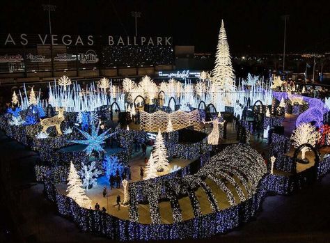 Christmas In La, Las Vegas Boulevard, Cosmopolitan Las Vegas, Diy Christmas Lights, Visit Las Vegas, Christmas Light Displays, Holiday Places, Mormon Temple, Outdoor Christmas Lights