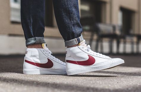 Here's an on feet look of the upcoming Nike Blazer Mid OG in the White and Red colorway. Concept Sneakers, Nike Blazers Outfit, Sneakers Outfit Men, Sneaker Outfits, Sneaker Trend, Nike Blazer Mid 77, Streetwear Mode, Team Red, Nike Blazer Mid