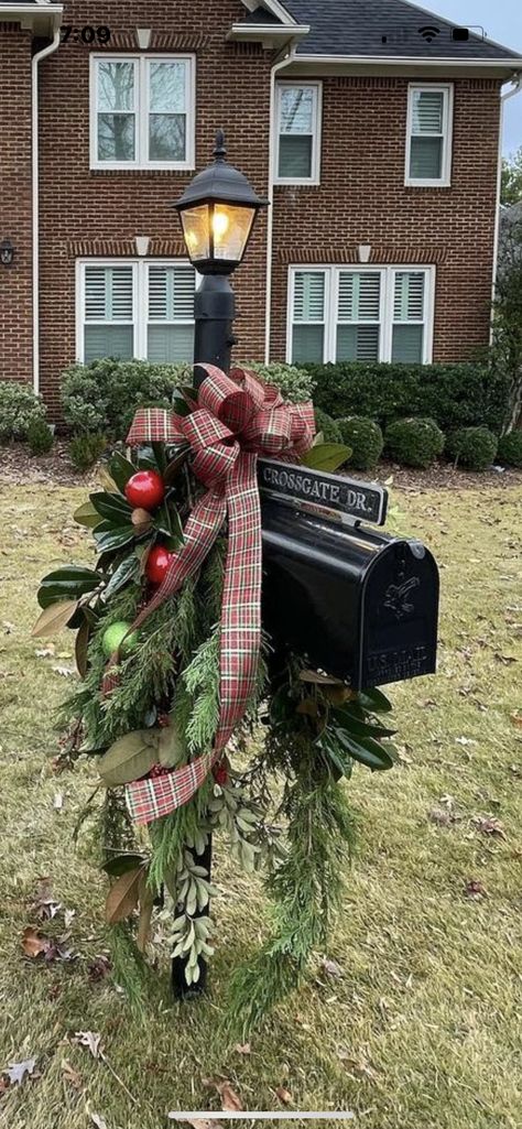 Mailbox Swag Christmas, Christmas Mailbox Decorations, Houses Kitchen, Christmas Mailbox, Pretty Christmas Decorations, Mailbox Decor, Christmas Mail, Christmas Hacks, Christmas Decorations Diy Outdoor