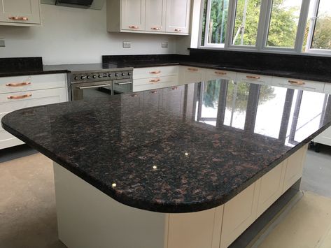 Brown Granite Kitchen, Tan Brown Granite, Granite Worktop Kitchen, Kitchen Window Design, Granite Worktops, Kitchen Granite, Traditional Kitchens, Brown Granite, Copper Handles