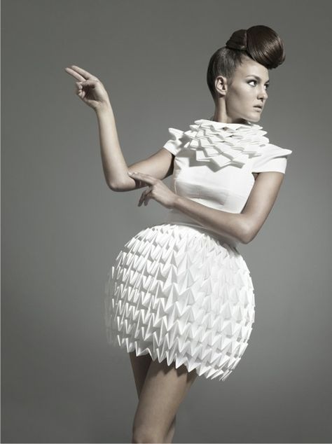 / Complex Origami, Paper Skirt, Mode Origami, Architectural Fashion, Effie Trinket, Origami Dress, Inspired Clothes, Origami Fashion, Sculptural Fashion