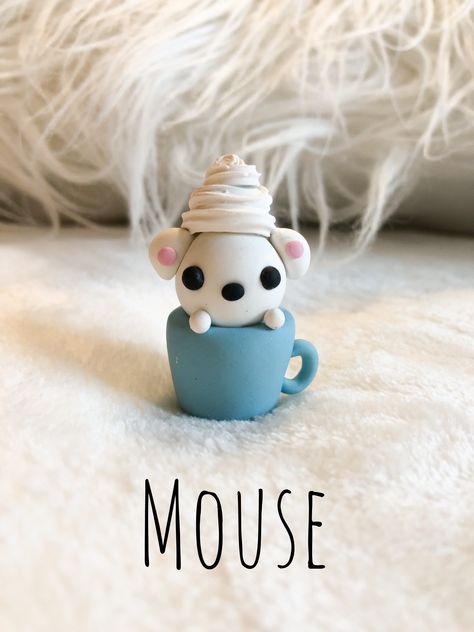 Polymer clay mouse in a cup with whipped cream Cute Clay Ideas Easy, Polymer Clay Mouse, Cute Clay Ideas, Clay Ideas Easy, Fimo Kawaii, Clay Moulding, Polymer Clay Kawaii, Clay Magnets, Polymer Clay Animals