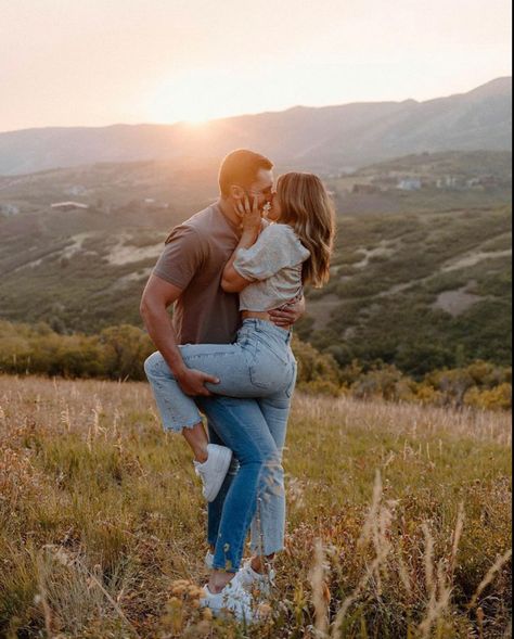 Fall Photoshoot Ideas, Country Couple Pictures, Goals Couple, Engagement Picture Outfits, Cute Engagement Photos, Couple Engagement Pictures, Engagement Pictures Poses, Couples Shoot, Couple Session