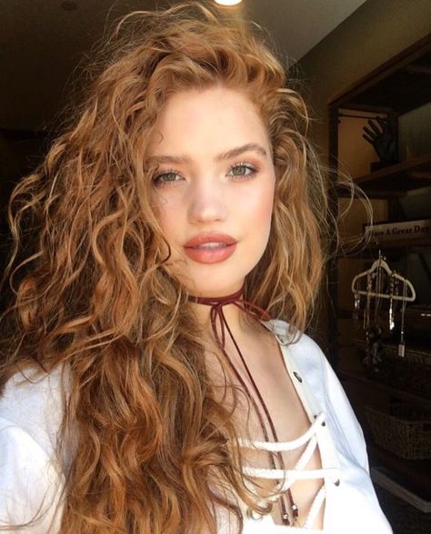 @patriciafurivai Bree Kish, Red Hair Inspo, Tone Hair, The Hunter, Ginger Hair, Long Curly Hair, Long Curly, Curled Hairstyles, Pretty Hairstyles