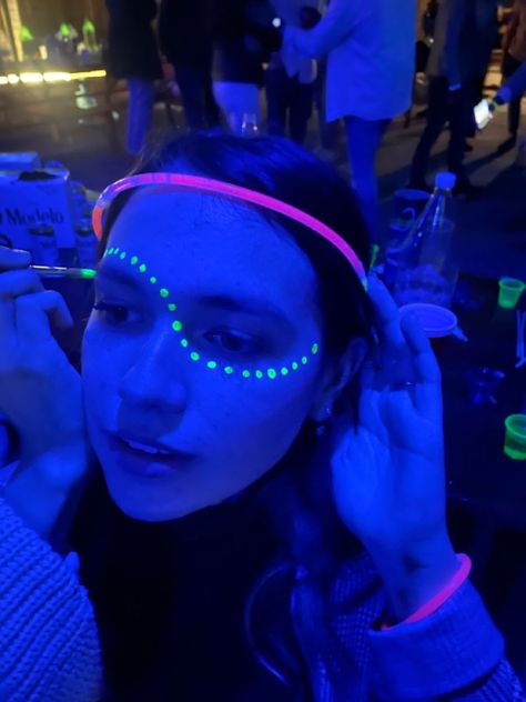 Neon Party Face Paint Ideas, Face Paint Glow In The Dark, Neon Face Painting Ideas Easy, Glow Party Face Paint, Uv Face Paint Ideas Simple, Glow In The Dark Face Paint, Glow Face Paint Ideas, Glow In The Dark Face Paint Ideas, Neon Face Paint Ideas Simple