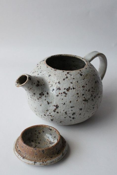 Tea Meditation, Pottery Tea Pots, Pottery Tea Pot, Pottery Teapots, Clay Teapots, Pottery Crafts, Ceramics Pottery Art, Pottery Cups, Ceramics Ideas Pottery