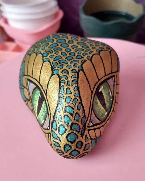 Painted Rock Snake Ideas, Snake Head Painted Rock, Snake Painting, Mandala Painted Rocks, Diy Rock Art, Painted Rock Animals, Snake Head, Stone Art Painting, Hag Stones