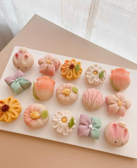 Sakura Cookies, Wagashi Nerikiri, Japan Cake, Japanese Pastries, Korean Crafts, Holiday Program, Kawaii Cooking, Cute Food Art, Japanese Dessert