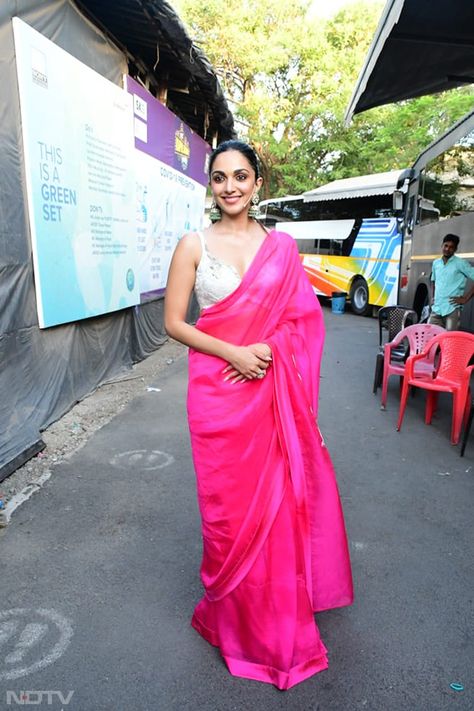 Spotted: Kajol, Kiara Advani And Other Stars In The City Kiara Advani Pink Saree, Kiara Advani Bhool Bhulaiya Outfits, Kiara Advani Outfits Indian, Kiara Advani Saree, Farewell Sarees, The Kapil Sharma Show, Kapil Sharma Show, Red Sari, Simple Saree Designs