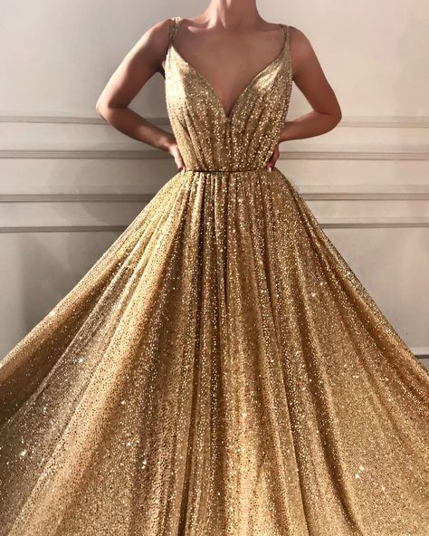 Red Green Dress, Teuta Matoshi, Princess Vibes, Prom Dresses Elegant, Sparkly Prom Dresses, Gold Prom Dresses, Spaghetti Strap Prom Dress, Dresses Formal Elegant, La Wedding