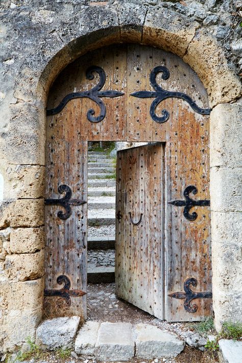 Aesthetic Doors, Stone Doorway, Door Arch, Deur Sticker, Tuscany House, Moroccan Doors, Doors Ideas, Old Wooden Doors, European Doors