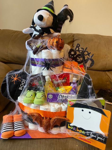 Halloween Baby Shower Gift Ideas, Spooky Diaper Cake, Diaper Cake Halloween Theme, Halloween Themed Diaper Cake, Halloween Diaper Cake Ideas, Halloween Diaper Cake, Halloween Shower Ideas, Lil Pumpkin Baby Shower, November Baby Shower