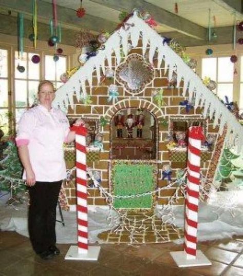 Gingerbread House Decorations, Trunk Or Treat, New Year Decor, Christmas Door, Christmas Deco, Window Display, Gingerbread House, Christmas Decor Diy, Christmas Tree Skirt