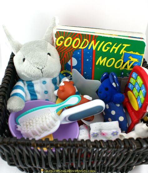 A Goodnight Moon storytelling basket is a fun way to interact with the story. It's perfect for babies. Older kids will love it, too. Storytelling Basket, Picnic Parties, Cookies Wedding, Treasure Basket, Picnic Recipes, Infant Classroom, Goodnight Moon, Picnic Baskets, Story Activities