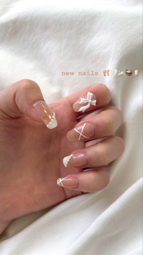 #nails #aesthetic #cream #white #bow #design #nailinspiration #pretty *･゜ﾟ･*:.｡..｡.:*･♡︎* *･゜ﾟ･* Aesthetic Cream, Bow Nail Designs, Bow Nail Art, Home Nail Salon, Korean Nails, Nails Aesthetic, Blush Nails, Nail Art Instagram, Cream Nails