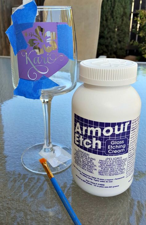 DIY Etched Glass armour etch Glass Etching Diy, Etching Diy, Glass Etching Projects, Etched Wine Glasses, Idee Cricut, Projets Cricut, Wine Glass Crafts, Cricut Craft Room, Diy Cricut