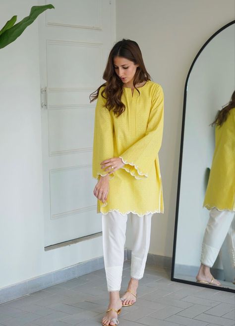 Pakistani Kurti Designs Casual Summer, Pakistani Tunics, Kurta Plazo, Pakistani Kurti Designs, Cod Set, Style Outfits Summer, Summer Vibes Aesthetic, Simple Dress Casual, Aesthetic Summer Outfits