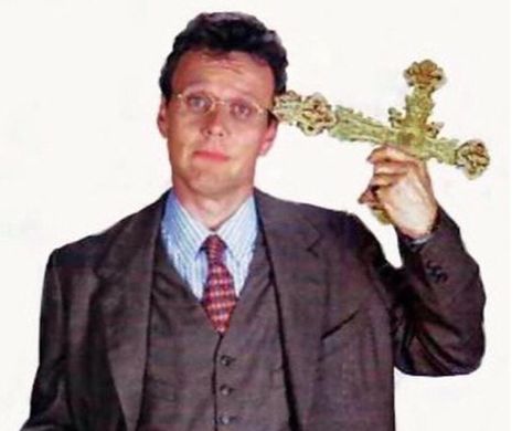 Giles Buffy The Vampire Slayer, Angel From Buffy The Vampire Slayer, Buffy The Vampire Slayer Giles, Buffy Icons, Buffy Poster, Buffy The Vampire Slayer Aesthetic, Giles Buffy, Buffy The Vampire Slayer Funny, Rupert Giles