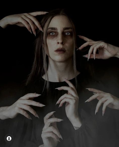 Creepy Poses Photography, Creepy Photography, Horror Photography, Gothic Photography, Reference Photos For Artists, Halloween Photoshoot, Surrealism Photography, Human Poses Reference, Human Poses