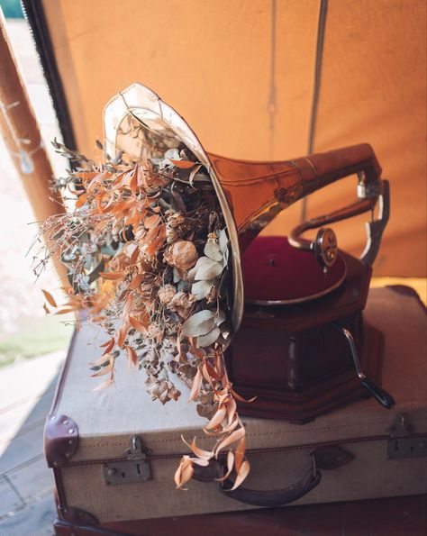 Manual Typewriter, Vintage Styling, Halcyon Days, English Wedding, Wedding Props, Dried Flower Bouquet, Flower Pictures, Dried Flower, Typewriter