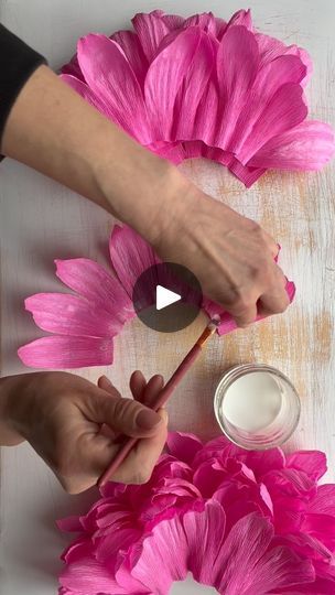 Ideas Casamiento, Flower Petal Art, Paper Flower Garlands, Easy Paper Flowers, Paper Flower Decor, Sustainable Wedding, New Flower, How To Make Paper Flowers, Crepe Paper Flowers