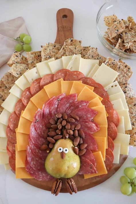 Turkey Cheese Ball Recipe, Turkey Charcuterie, Turkey Cheese Ball, Thanksgiving Charcuterie Board, Fall Appetizers Easy, Thanksgiving Charcuterie, Thanksgiving Snacks, Charcuterie Plate, Sliced Pears