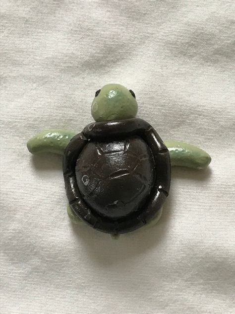 This adorable clay sea turtle figurine will be the perfect addition to your home. They make cute decorations for houses without a lot of space, or with a coastal theme, and they also make wonderful gifts for loved ones who like the sea. Made of polymer clay, each turtle measures 2 inches long by 2 inches wide. Each turtle is made with two different colors, the color of the shell and the color of the turtles' head and flippers. Clay Turtle Bowl, Turtle Clay Sculpture Easy, Sea Turtle Clay Sculpture, Clay Crafts Turtle, Clay Sculpture Simple, Polymer Clay Things To Make, Air Dry Clay Sea Animals, Clay Ideas Turtle, Small Sculptures Clay