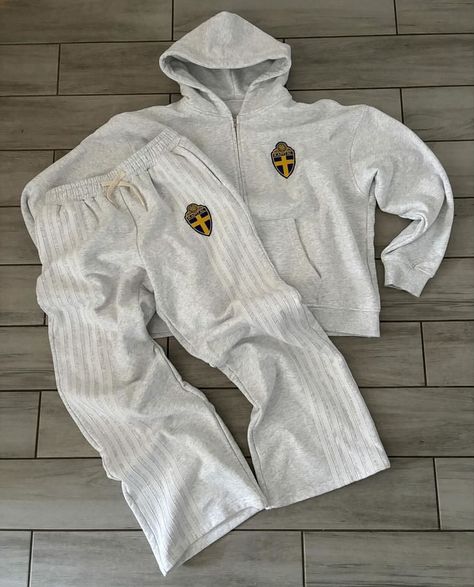 @rangekapital is taking it back to basics with their swedish soccer sweatsuits that are in extreme high demand 💨 both garments boast a hefty 1000 GSM composition and come in just one clean colorway ☁️ Bottoms are wide-leg & tops have a cropped fit, both adorned with custom-branded kapital soccer crest patches Gray Sports Pants, Cod Set, Corduroy Pants Outfit, Street Fits, Tracksuit Men, Y2k Men, Fits Inspo, Concert Outfits, Y2k Hoodie