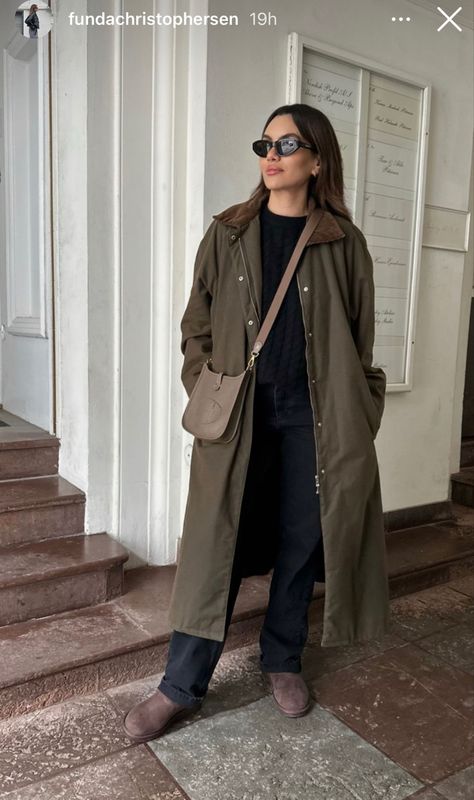 Barbour Women Outfit, Winter Outfits Rainy Days, 2024 Autumn Outfits Casual, Wax Jacket Outfit, Minimalism Closet, Granola Chic, Barbour Jacket Women Outfit, Barbour Jacket Outfit, Scotland Outfit