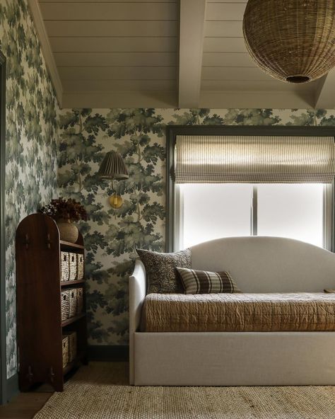 The dreamiest Raphael in Green wallpaper from Sandberg has turned this guest room in a forest or a treehouse. Either way, it's done and it's incredible. Daybed Guest Room, Ten Wallpaper, Attic Guest Room, Slanted Ceiling Bedroom, Guest Room Wallpaper, Wildflower Home, Vaulted Ceiling Bedroom, Wallpaper Projects, Hanging Wallpaper