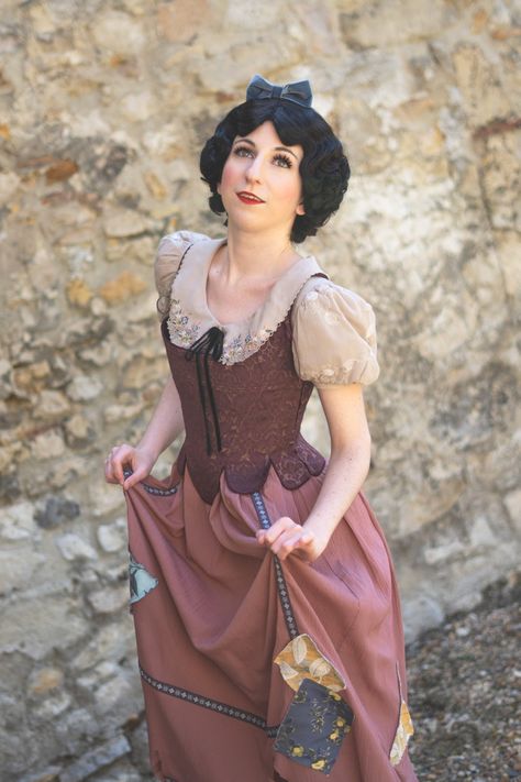 Snow-White in her rags dress Cosplay from Snow-White and the Seven Dwarfs Snow White Peasant Dress, Peasant Dress Costume, White Peasant Dress, Snow White Outfits, Snow White Cosplay, Rag Dress, Snow White Dresses, Snow White Costume, Costume Sewing