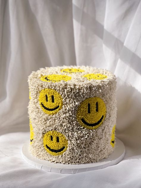 Smile Face Birthday Cake, Smile Cake Design, Smiley Face Cake Smash, Happy Face Cake Ideas, Shaggy Birthday Cake, Pizza Cake Smash, Smiley Smash Cake, Checkered Cake Design, Happy Face Birthday Cake