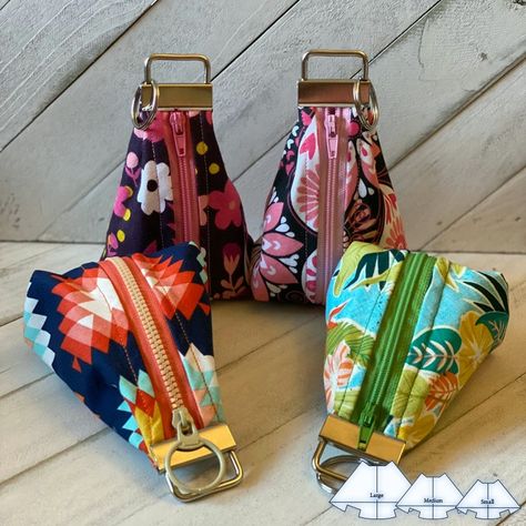 Key Fob Pouch Pattern, Triangle Zipper Pouch, Key Fob Pouch Pattern Free, Keychain Pouch Pattern, Key Fob Coin Purse Pattern, Key Fob Pouch, Diy Small Pouch, Key Pouch Diy, Diy Keychain Pouch