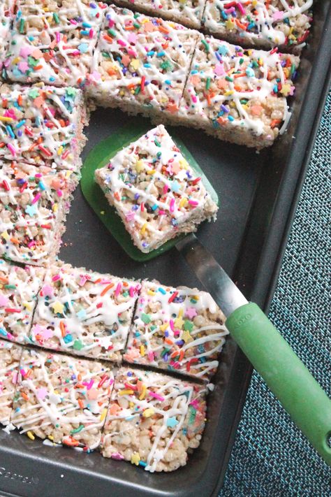 Coco Puffs Rice Crispy Treats, Yummy Rice Krispie Treats, Rice Krispie Treats Gourmet, Unicorn Rice Krispie Treats, Bridal Shower Rice Krispie Treats, Unicorn Rice Crispy Treats, Rice Krispie Treats Cake, Rice Krispie Cake, Pastel Cupcakes