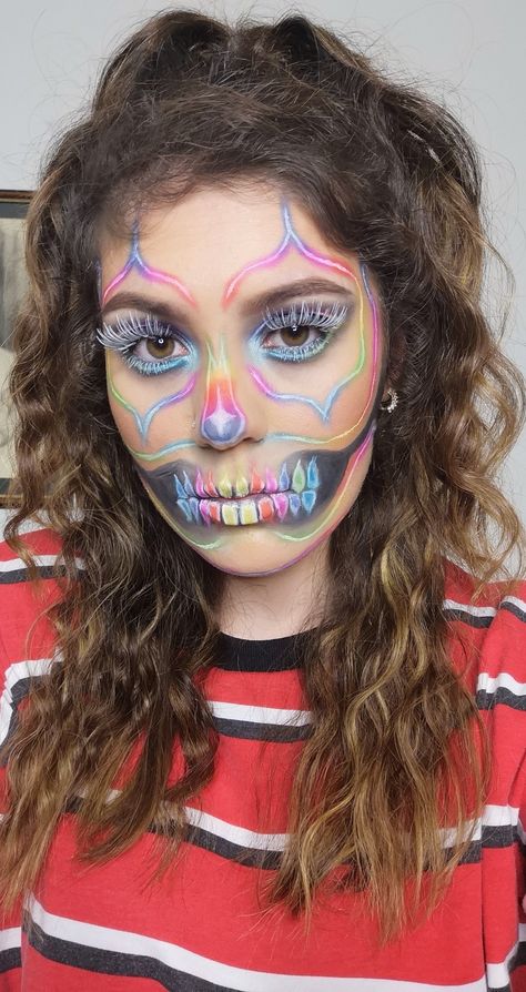 Colorful Skull Makeup, Flowers Face Paint, Skull Clown, Skull With Flowers, Colorful Skulls, Cool Makeup Looks, Skull Makeup, Creative Makeup Looks, Facepaint