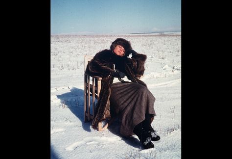 Julie Christie braving the elements on the plain in Spain where the marble dust stands in for snow while filming "Doctor Zhivago" (1965). Dr Zhivago Movie, Tom Courtenay, Doctor Zhivago, Omar Sharif, David Lean, Movie Production, Romantic Drama Film, Alec Guinness, Jacqueline Bisset