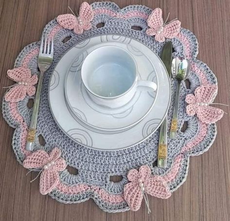 Taplak Meja Crochet, Crochet Placemat Patterns, Hello Kitty Crochet, Crochet Placemats, Crochet Stitches Video, Crochet Clutch, Crochet Doily Patterns, Crochet Flower Tutorial, Crochet Mandala