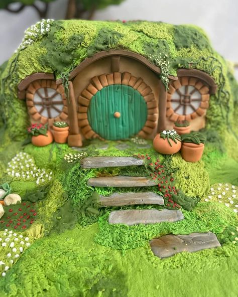 Hobbit Hole Gingerbread House, Hobbit Gingerbread House, Ceramic Hobbit House, Gingerbread Fairy House, Clay Hobbit House, Hobbit House Cake, Family Reunion Cakes, Hobbit Cake, Cakes For Friends