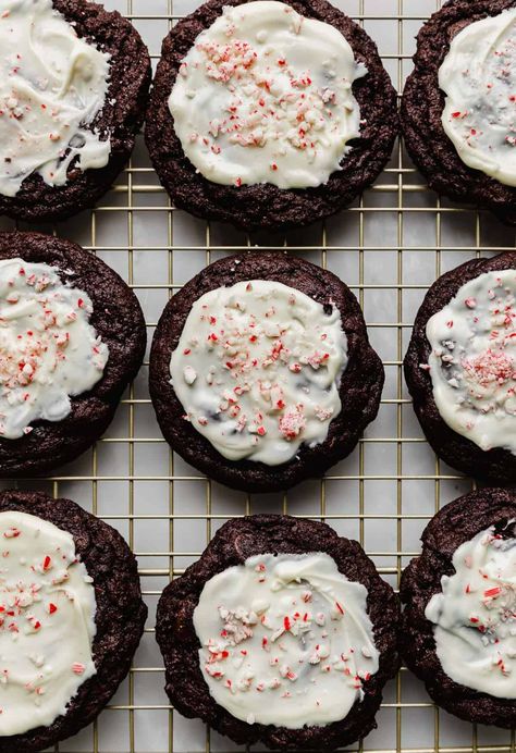 Crumbl Cookie Copycat Peppermint, Pepermint Cookies, Crumbl Cookie Recipes, Peppermint Bark Cookies, Peppermint Brownie Cookies, Copycat Cookies, Crumbl Copycat, Double Chocolate Chip Cookie, Peppermint Bark Cookie