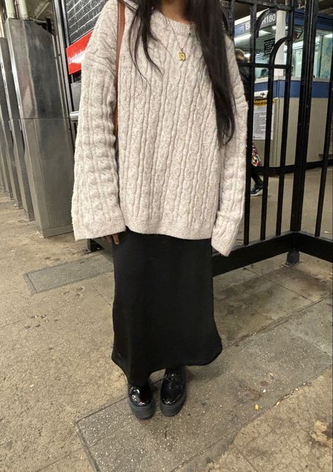 Fall White Maxi Skirt Outfits, Long Skirt Winter Outfit Casual, Long Skirt Oversized Sweater, Black Skirt Modest Outfit, Long Skirt Autumn Outfit Aesthetic, Winter Long Black Skirt Outfit, Long Skirts Fall, Sweater And Maxi Skirt Outfit Aesthetic, Long Black Skirt With Sweater