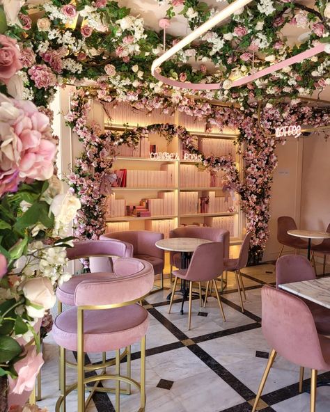 https://instagram.com/diannnnne98?igshid=ZDdkNTZiNTM= Girly Coffee Shop, Bakery Shop Interior, Flower Cafe, Bakery Shop Design, Modern Restaurant Design, Pink Cafe, Bakery Design Interior, Bakery Decor, Cafe Shop Design