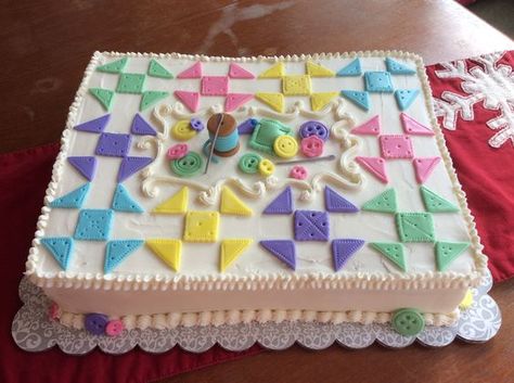 Quilt Themed Cake Quilt Cake Ideas, Quilt Themed Party, Quilted Cake Design, Quilt Cake, Sewing Machine Cake, Sewing Cake, Quilted Cake, Quilting Digest, Cake Quilt