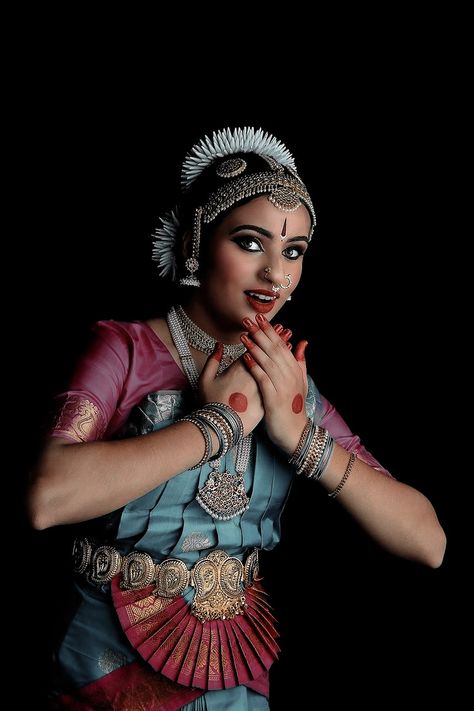 Indian Dance Costumes, Bharathanatyam Dance, Bharatanatyam Costume, Indian Classical Dancer, Bharatanatyam Poses, Dance Of India, Dancing Drawings, Dance Photography Poses, Indian Classical Dance