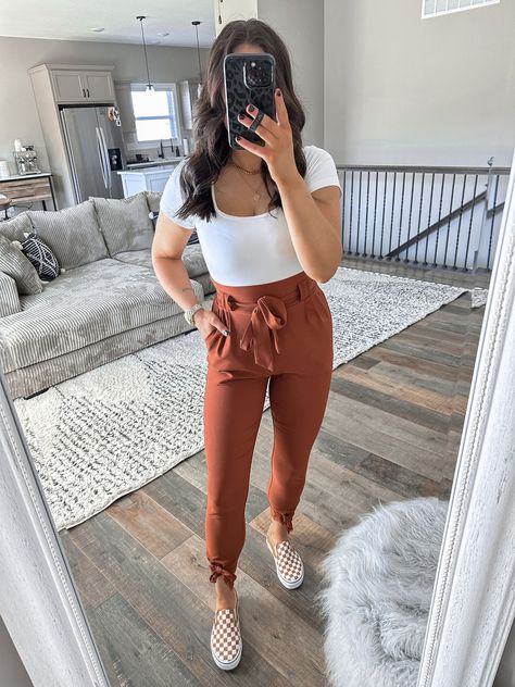 Simple Dress Pants Outfit, Vans Business Casual Outfit, Cute Outfits With Dress Pants, Vans With Dress Pants, Conference Outfits Women Sneakers, Business Casual Outfits For Women With Vans, Vans Business Casual Women, Biz Casual Women, Business Casual Outfits With Vans